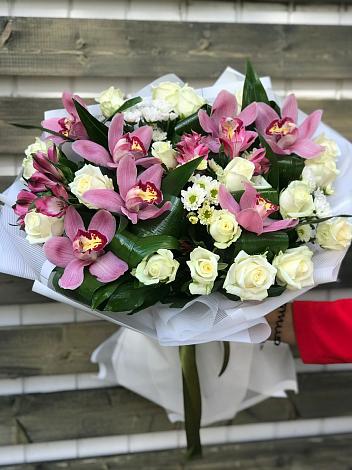 Букет цветов из: Розы и Хризантемы в Старонижестеблиевской