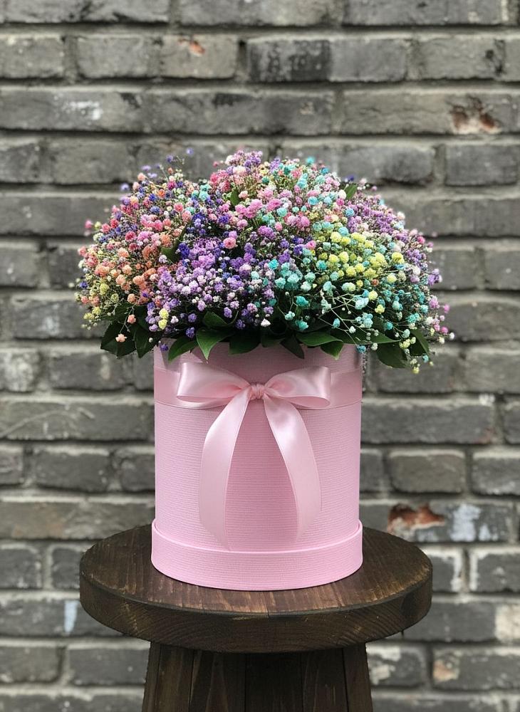 Цветочная композиция из Гипсофила и Розы в шляпной коробке в Старонижестеблиевской