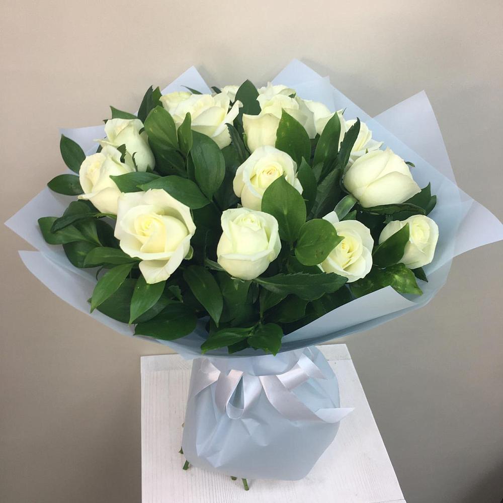 Букет 15 Белых роз Проуд в Старонижестеблиевской