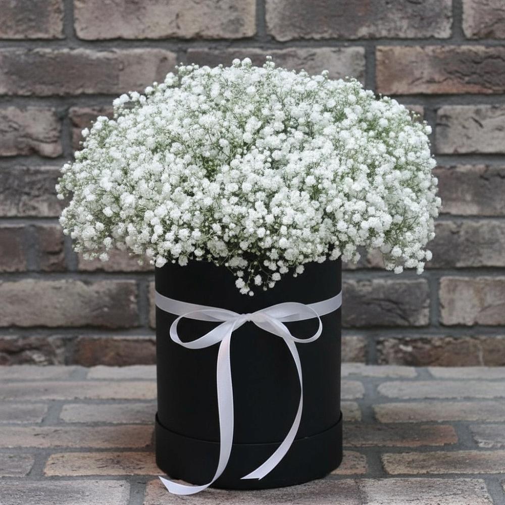 Цветочная композиция из Гипсофила в шляпной коробке в Старонижестеблиевской