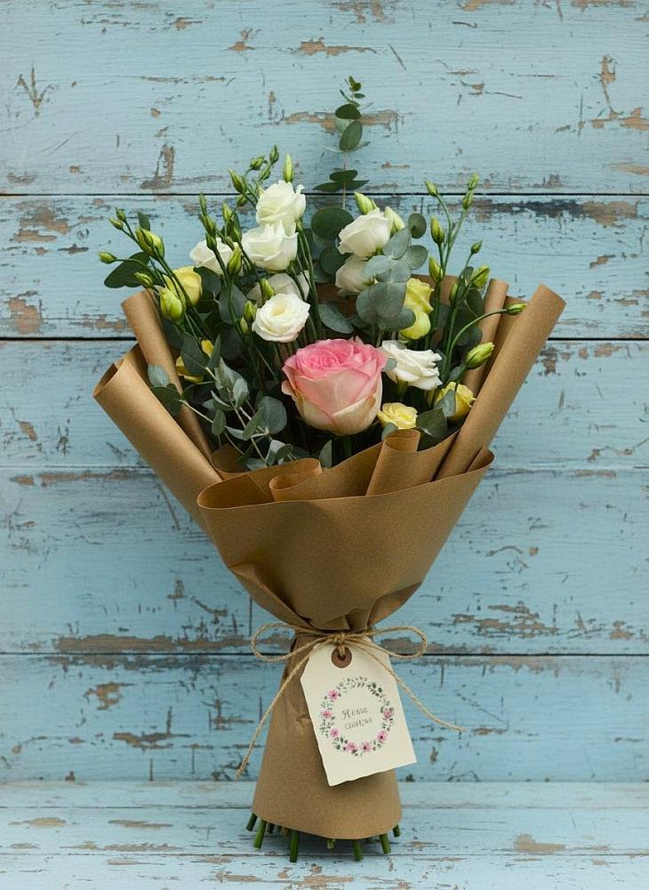 Букет цветов из: Розы и Лизиантусы в Старонижестеблиевской