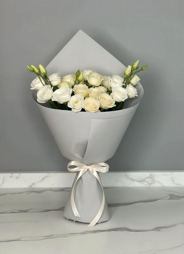 Букет цветов из: Розы и Лизиантусы в Старонижестеблиевской