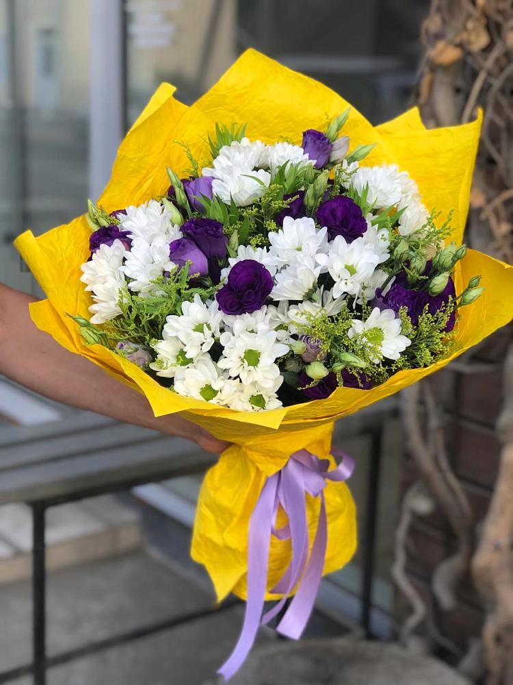 Букет цветов из: Ирисы, Хризантемы и Ромашки в Старонижестеблиевской