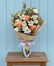 Букет цветов из:  Альстромерии, Лизиантусы, Розы и Хризантемы в Старонижестеблиевской