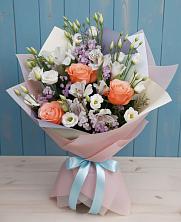 Букет цветов из:  Лизиантусы, Розы, Альстромерии и Гипсофила в Старонижестеблиевской