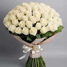 Букет 101 беля роза Белоснежка в Старонижестеблиевской