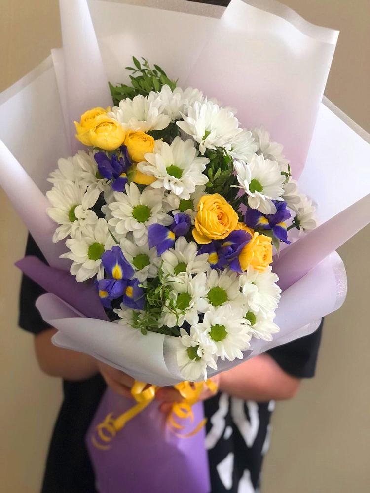 Букет цветов из: Ирисы, Хризантемы и Розы в Старонижестеблиевской