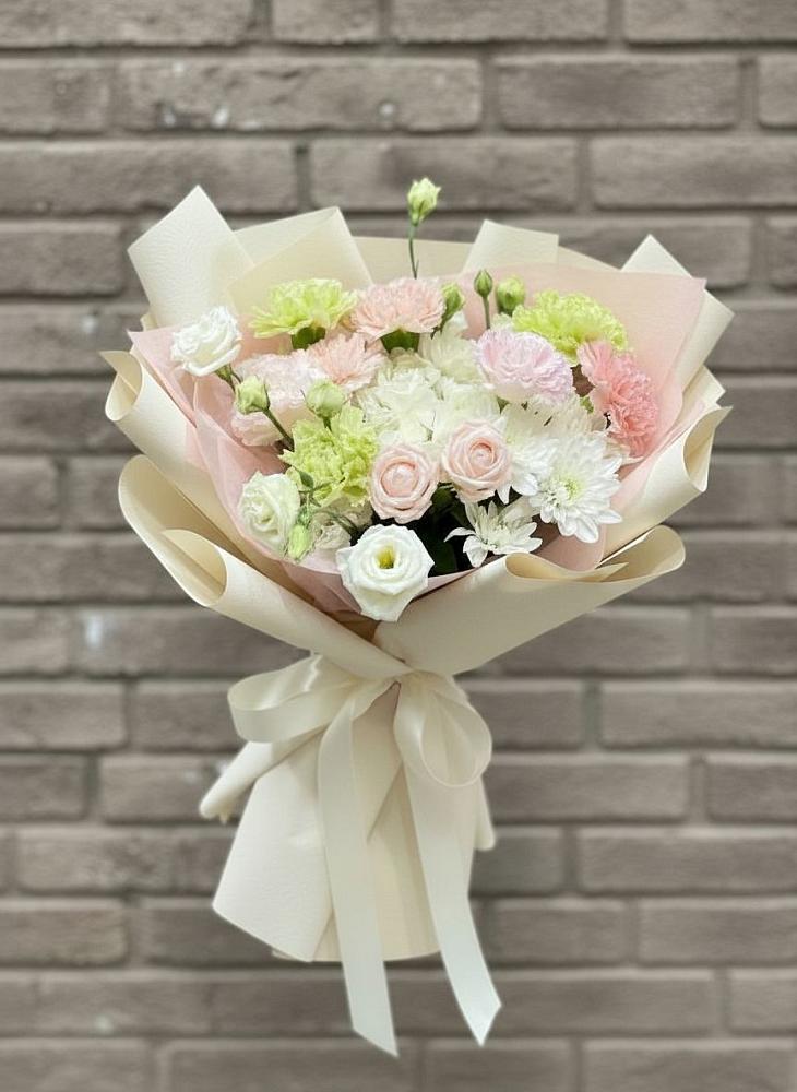 Букет цветов из: Гвоздики, Розы, Лизиантусы и Хризантемы в Старонижестеблиевской