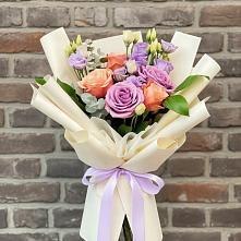 Букет цветов из:  Лизиантусы и Розы в Старонижестеблиевской