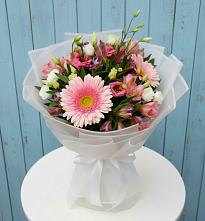 Букет цветов из:  Герберы, Альстромерии и Лизиантусы в Старонижестеблиевской