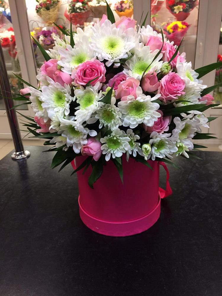 Цветочная композиция из Розы и Хризантемы в шляпной коробке в Старонижестеблиевской