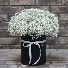 Цветочная композиция из Гипсофила в шляпной коробке в Старонижестеблиевской