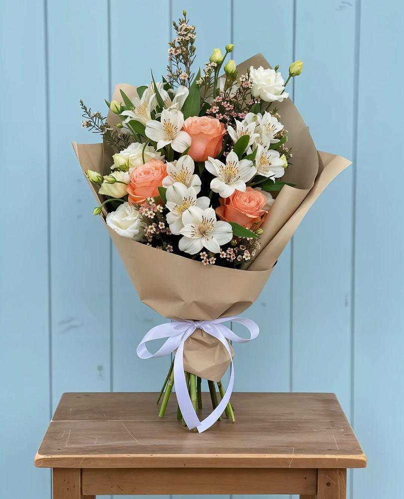 Букет цветов из: Альстромерии, Лизиантусы, Розы и Хризантемы в Старонижестеблиевской