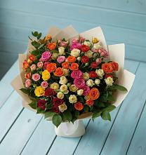 Букет Микс из разноцветных кустовых роз в Старонижестеблиевской